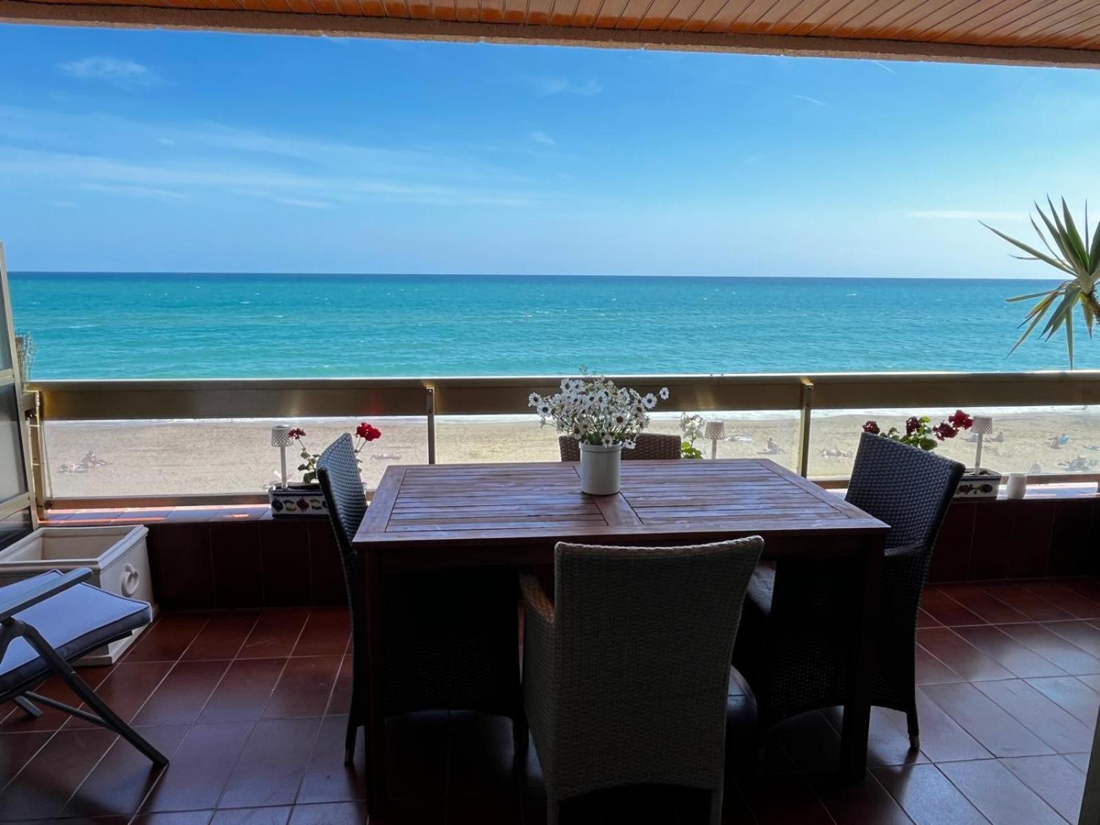 Acogedor Y Amplio Apartamento Familiar A Pie De Playa Calafell Εξωτερικό φωτογραφία